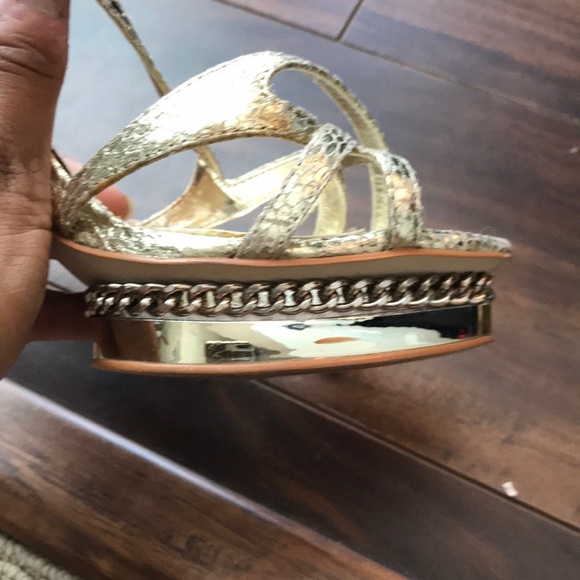 Bakers Gold Heels Size 8 - Picture 3 of 4